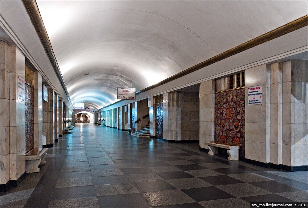 Романтика в киевском метро: появились фото станций ночью