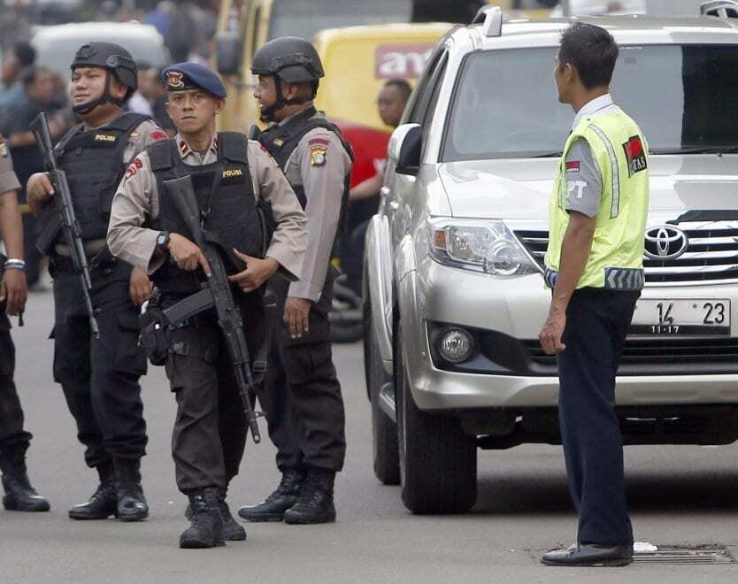 Взрывы в центре Джакарты: видео и подробности серии терактов 