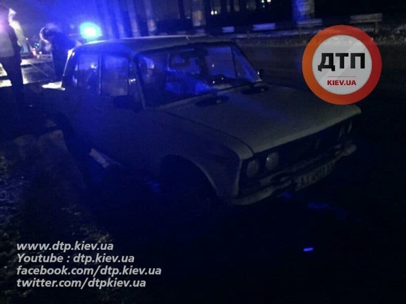 В Киеве пьяный водитель "ВАЗ" уcтроил драку с полицейскими