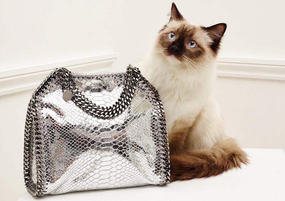 Женщина-кошка: знаменитая Стелла Маккартни представила "живую" коллекцию сумок