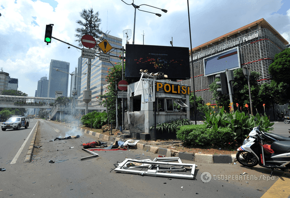 З'явилися страшні фото з місць вибухів у Джакарті