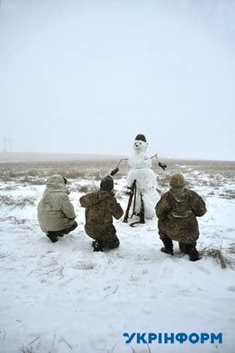 В зоне АТО на Донбассе появились "боевые" снеговики: опубликованы фото