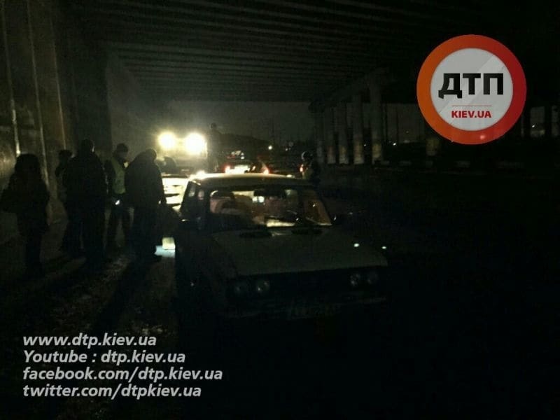 В Киеве пьяный водитель "ВАЗ" уcтроил драку с полицейскими