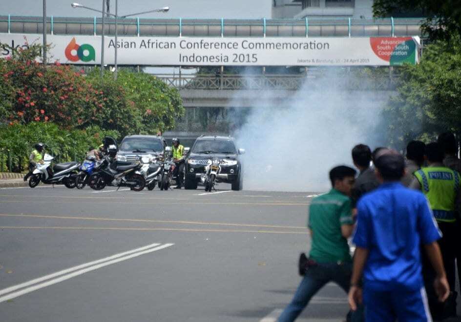 Взрывы в центре Джакарты: видео и подробности серии терактов 