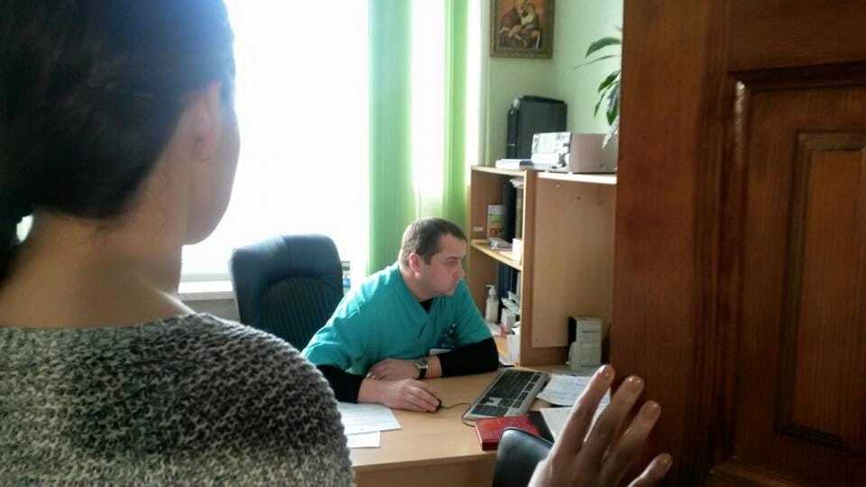 Смертельна ДТП у Києві: "нетранспортабельного" мажора зняли в курилці лікарні: фотофакт