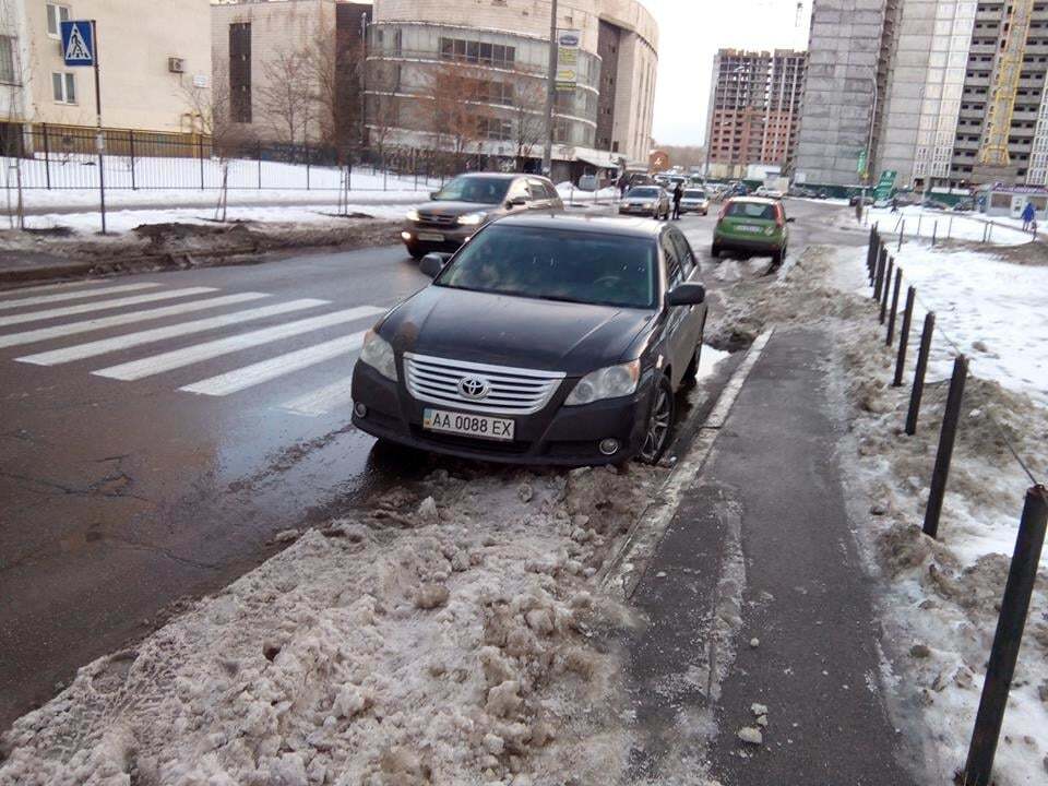 В Киеве "герой парковки" устроил полосу препятствий для школьников