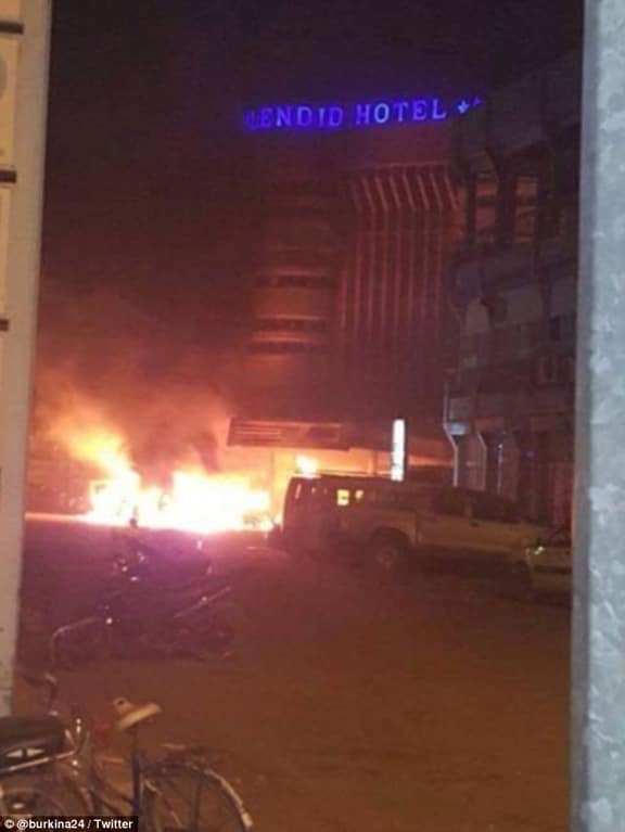 Теракт в Буркіна-Фасо: у найбільшому готелі країни чутна стрілянина і вибухи