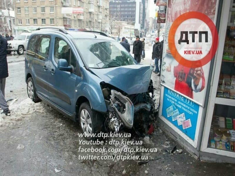 В Киеве водитель Citroen после ДТП влетел в киоск
