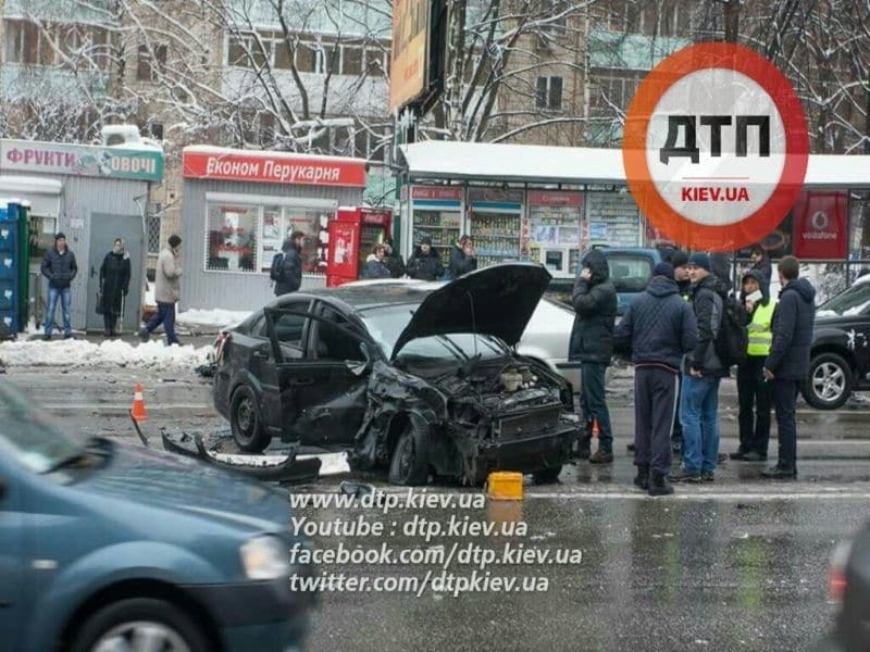 В Киеве водитель Citroen после ДТП влетел в киоск