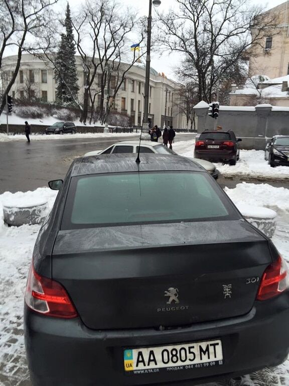 В Киеве водитель Peugeot припарковался на тротуаре возле Кабмина