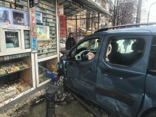 У Києві водій Citroen після ДТП влетів у кіоск