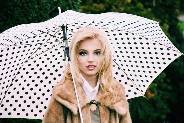 Сеть удивили фото 10-летней красотки, которая выглядит как зрелая дама