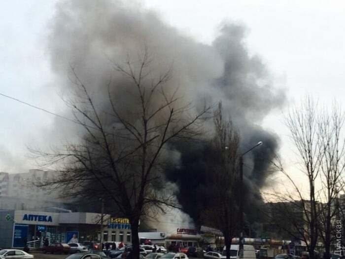 Одесу огорнуло димом через масштабну пожежу: опубліковані фото і відео