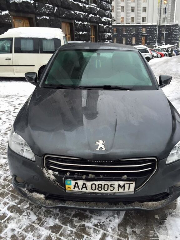 В Киеве водитель Peugeot припарковался на тротуаре возле Кабмина