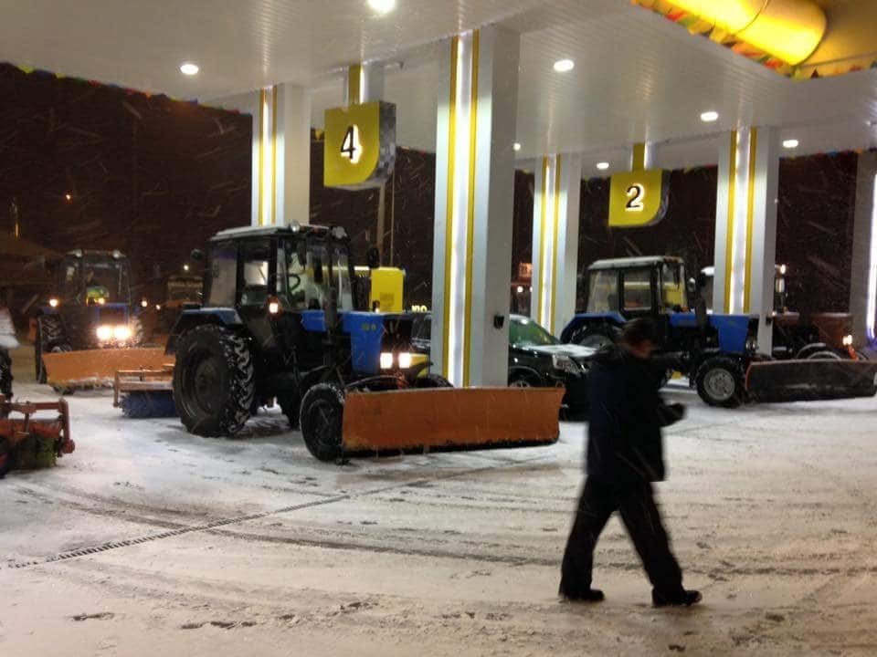 Київ за ніч рясно замело снігом: опубліковані фото і відео