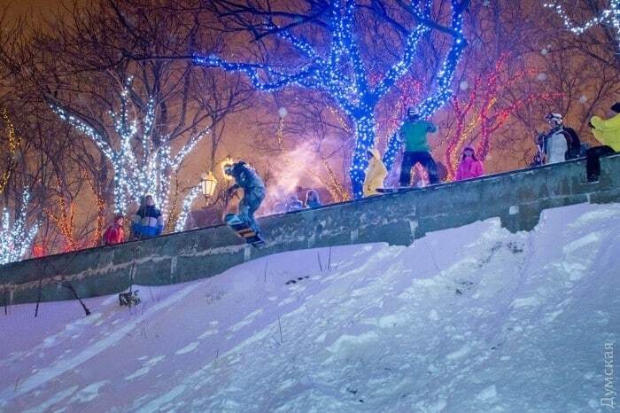 Екстрім! Потьомкінські сходи в Одесі перетворили на гірськолижну трасу: фотофрепортаж  
