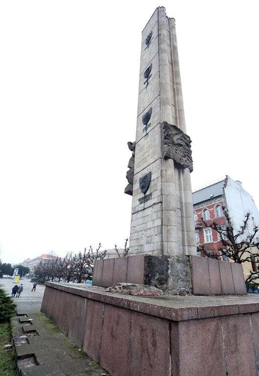 В Польше разрушили советский памятник, Россия закатила истерику