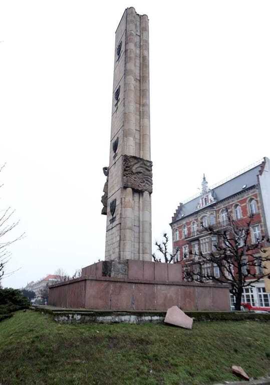 У Польщі зруйнували радянський пам'ятник, Росія закотила істерику
