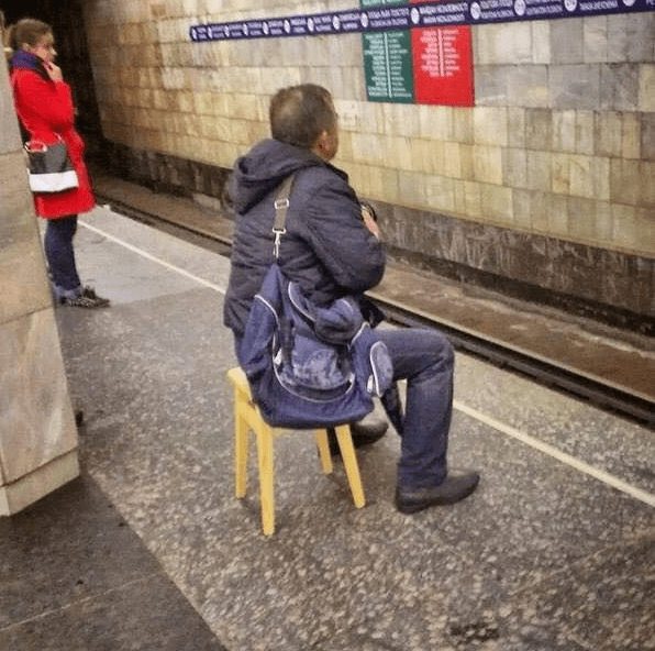 Чудеса київського метро: опублікована смішна фотопідбірка