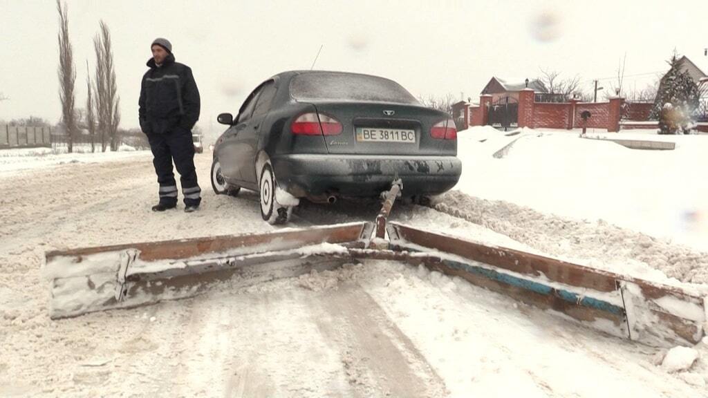 Коммунальный апгрейд: житель Николаева "пожертвовал" своим авто ради уборки снега. Фотофакт