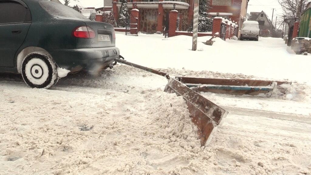 Комунальний апгрейд: житель Миколаєва "пожертвував" своїм авто заради прибирання снігу. Фотофакт