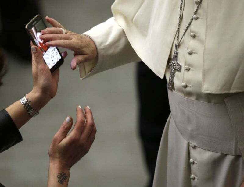 Рука Господа: Папа Франциск благословил ребенка по фото на смартфоне