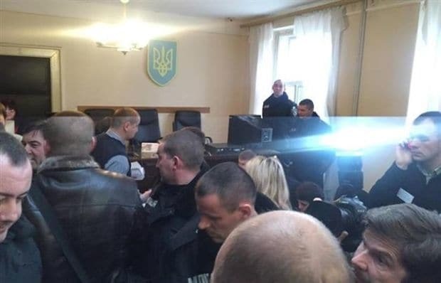 В Ужгороді заблокували суд у справі про бійку на Драгобраті: фото з місця подій