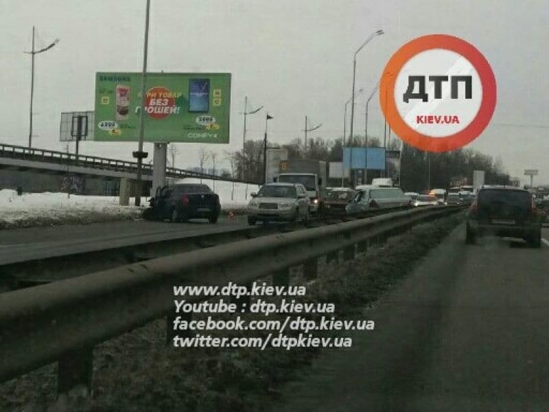 ДТП у Києві: автомобілі влаштували штовханину на Набережному шосе