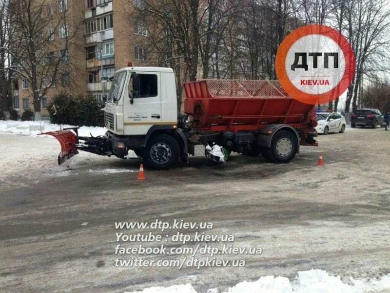 В Киеве снегоуборщик "МАЗ" "зацепил" Volskwagen