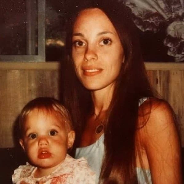 Анджелина Джоли с мамой, СССР и война: опубликованы редкие фото истории