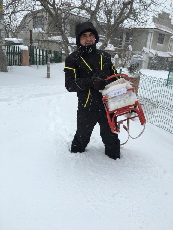 Одесситы из-за снегопада начали ездить на собаках: опубликованы фото