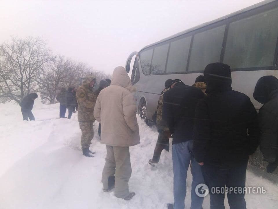Рейсовый автобус и десятки авто попали в снежную ловушку на Днепропетровщине: фоторепортаж