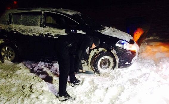 При погонах и с лопатой: главный полицейский Одессы вышел на борьбу со снегом