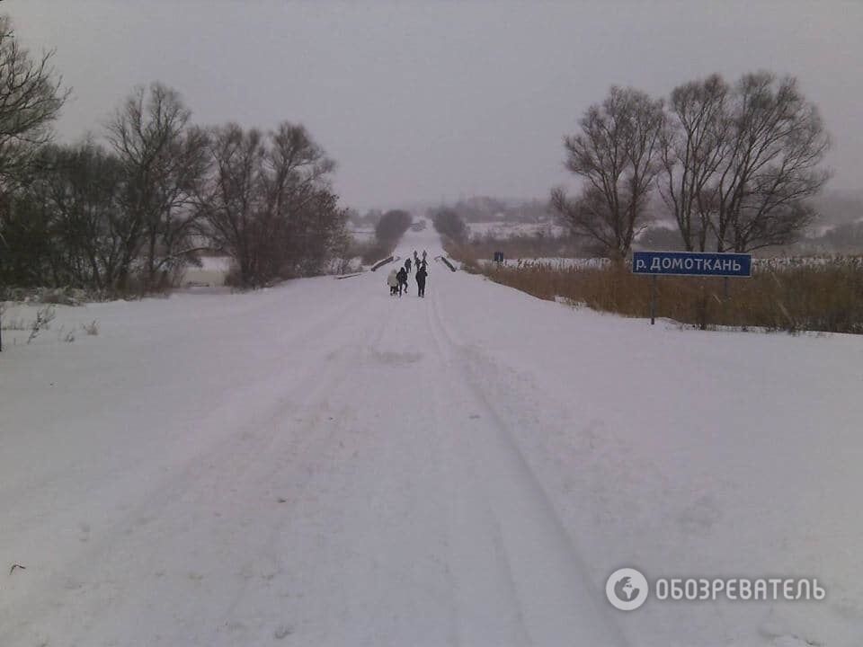 Рейсовий автобус і десятки авто потрапили у снігову пастку на Дніпропетровщині: фоторепортаж