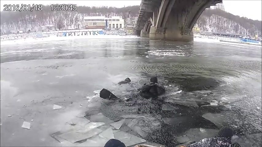 НП на київському мосту: чоловік розбився насмерть