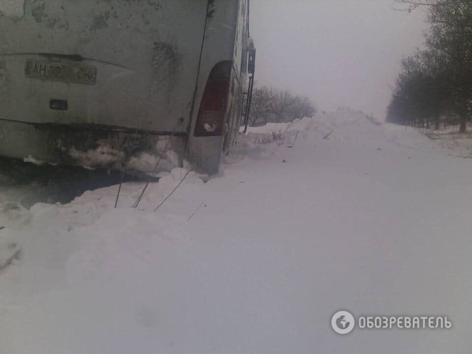 Рейсовый автобус и десятки авто попали в снежную ловушку на Днепропетровщине