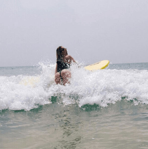 Оля Полякова на серфінгу похвалилася пружними сідницями: фото зірки зі Шрі-Ланки
