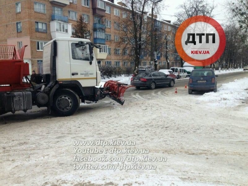 У Києві снігоприбирач "МАЗ" "зачепив" Volskwagen