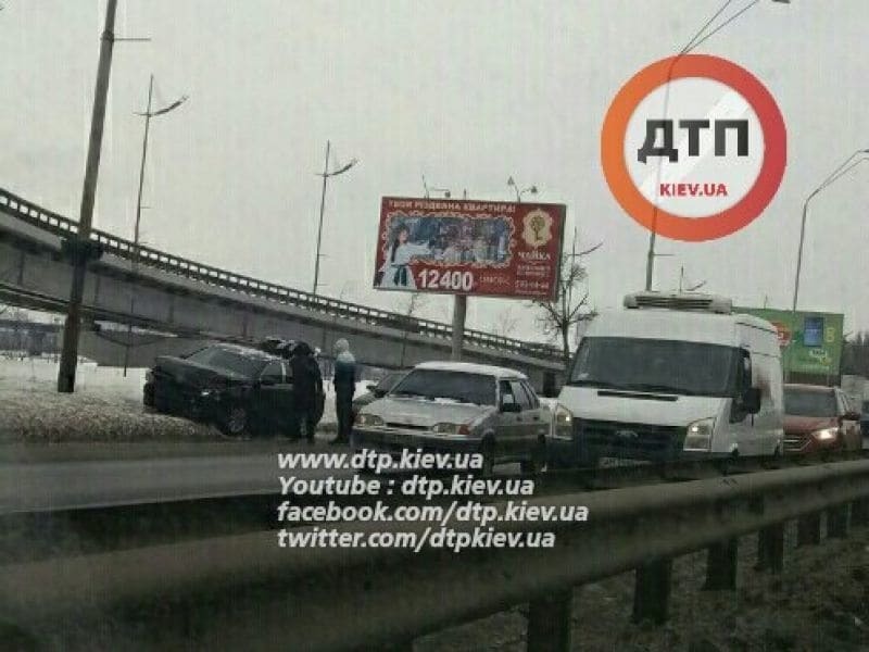 ДТП в Киеве: автомобили устроили толкучку на Набережном шоссе