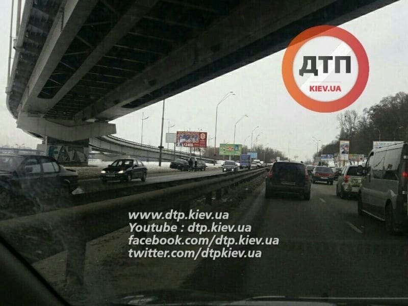 ДТП в Киеве: автомобили устроили толкучку на Набережном шоссе