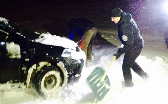 При погонах и с лопатой: главный полицейский Одессы вышел на борьбу со снегом