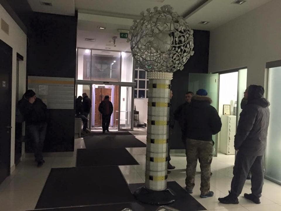 Озброєні люди заблокували офіс "УКРОП" у Києві: опубліковані фото