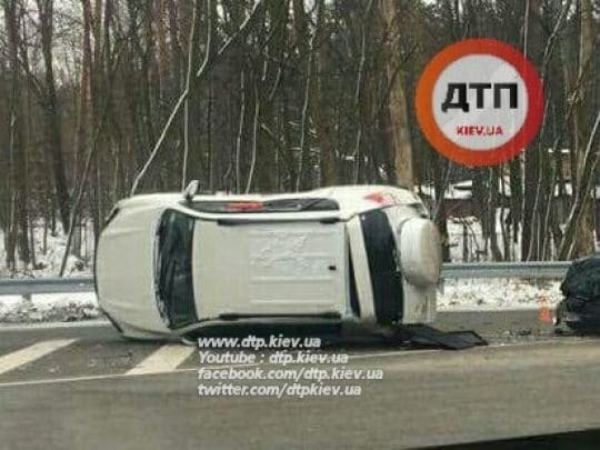 В Киеве перевернулся автомобиль: фото с места ДТП