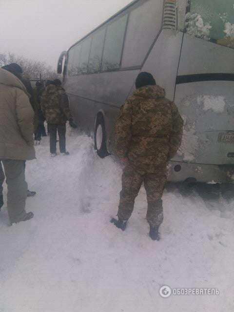 Рейсовый автобус и десятки авто попали в снежную ловушку на Днепропетровщине