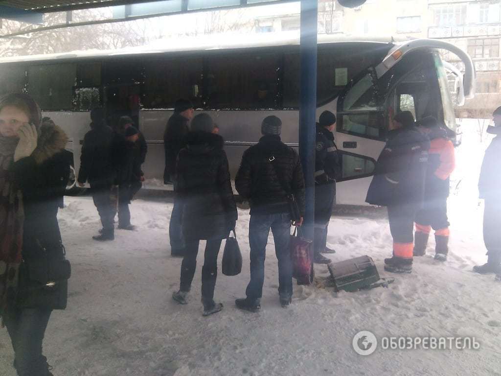 Рейсовый автобус и десятки авто попали в снежную ловушку на Днепропетровщине: фоторепортаж