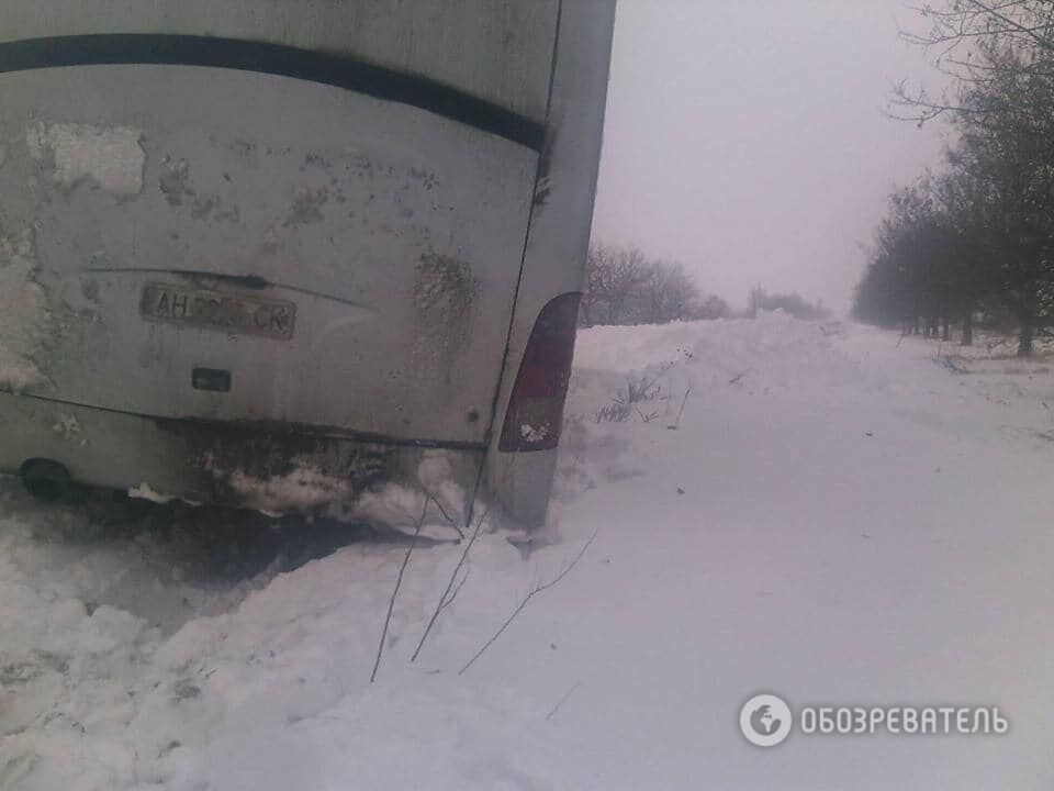 Рейсовый автобус и десятки авто попали в снежную ловушку на Днепропетровщине: фоторепортаж