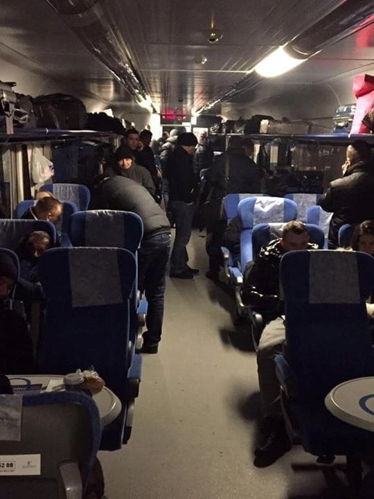 Более 5 часов в снежном плену: на Днепропетровщине застрял поезд с пассажирами. Фотофакт