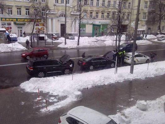 У Києві поліцейські зняли мигалки з двох люксових авто: фото з місця подій
