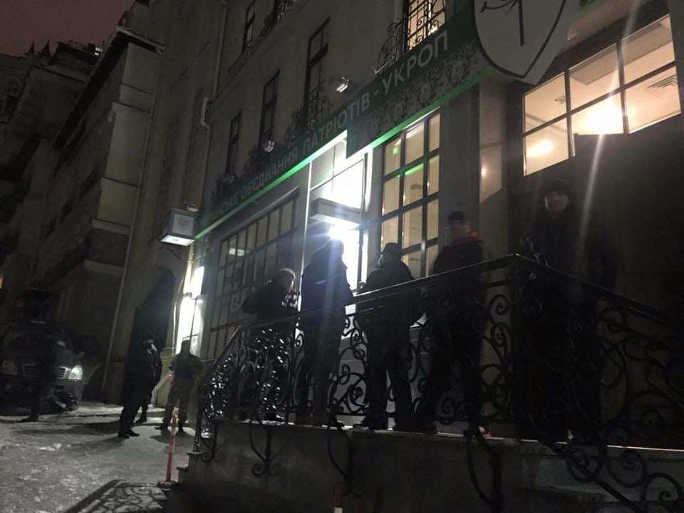 Вооруженные люди заблокировали офис "УКРОПа" в Киеве