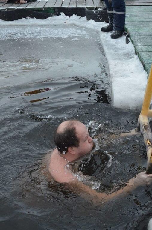 Як українські зірки купалися в ополонці на Водохреща: опубліковані фото
